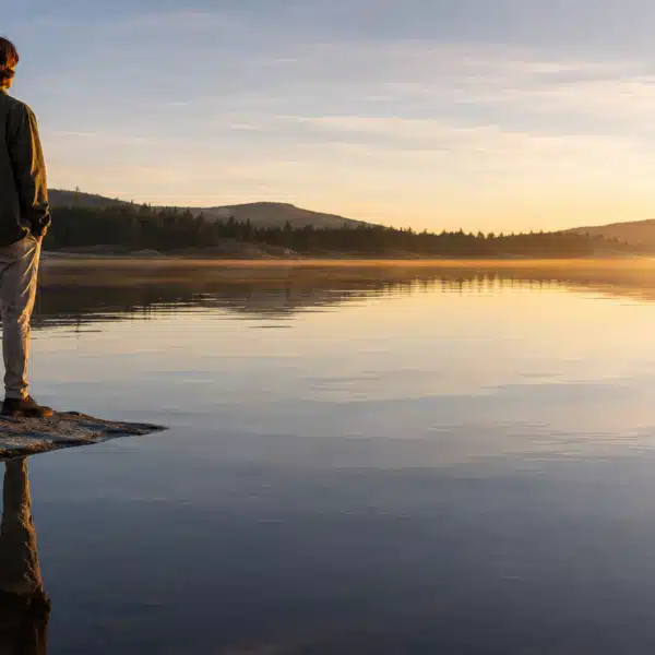 Personne contemplant son reflet dans l’eau pour représenter l’identification, la possession et la recherche de l’Être.
