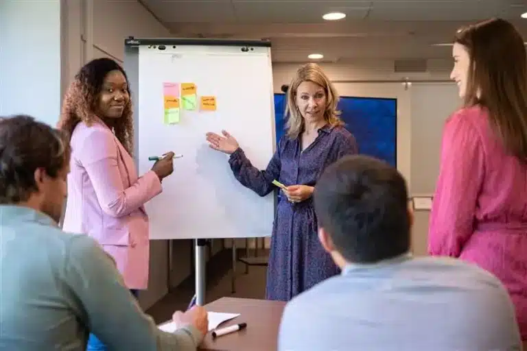 Animation d'un espace de transmission en groupe auprès d'un public en atelier ou en formation.