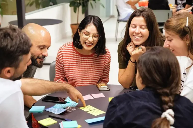 Participants échangeant lors d'un atelier de transmission en groupe dans un climat d'écoute et de partage.