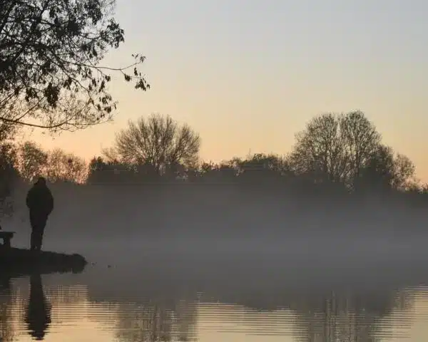 Silhouette contemplant un lever de soleil, symbole de liberté intérieure et de chemin vers soi. Sortir de la dépendance affective