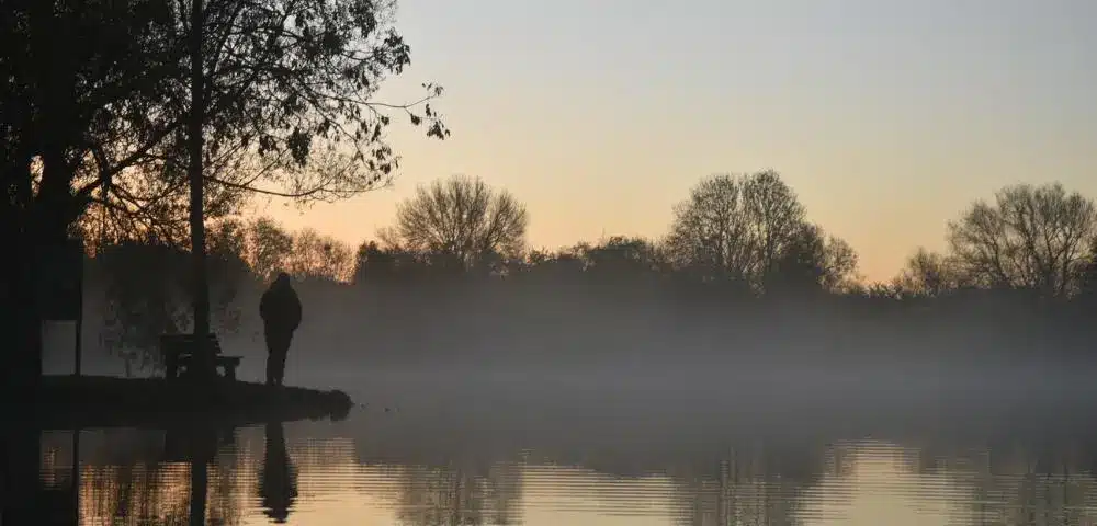 Silhouette contemplant un lever de soleil, symbole de liberté intérieure et de chemin vers soi. Sortir de la dépendance affective